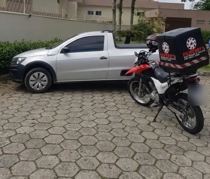 Moto com baú da Filipeboyy ao lado do utilitário
