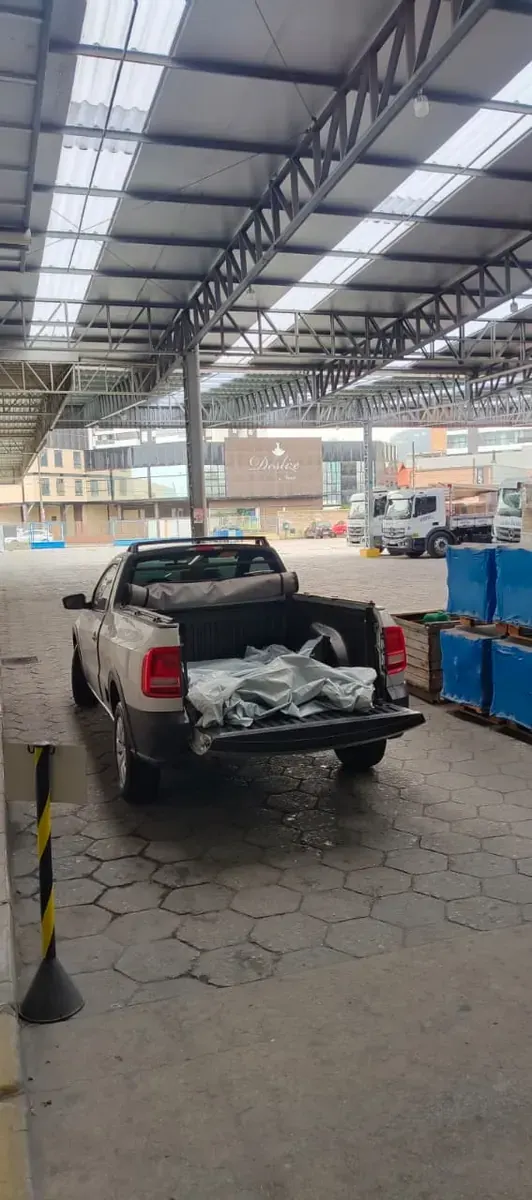 Utilitário em centro de distribuição com caçamba forrada com lona