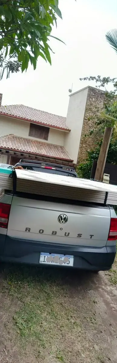 Entrega de placas de construção em uma residência