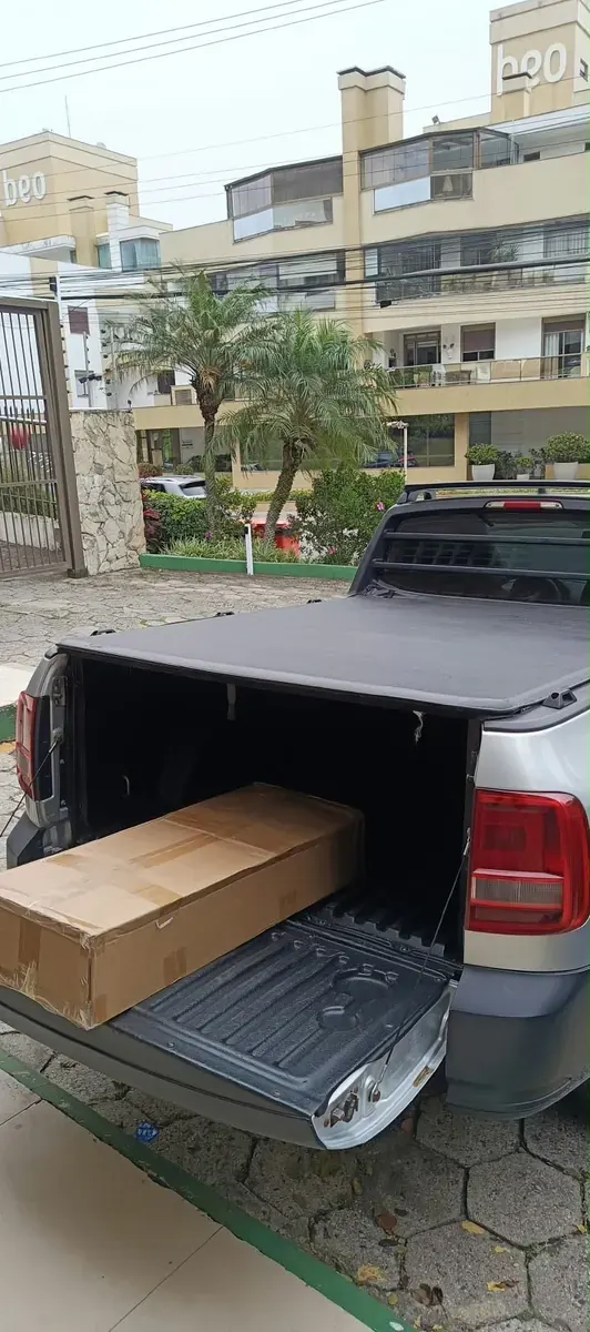 Caixa grande sendo entregue em um condomínio