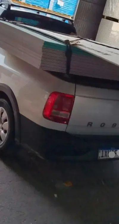 Utilitário carregado com placas de material de construção