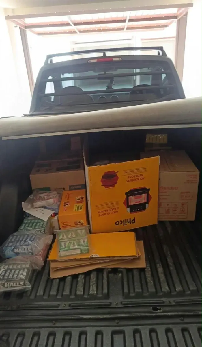 Caixas de mercadorias organizadas na caçamba